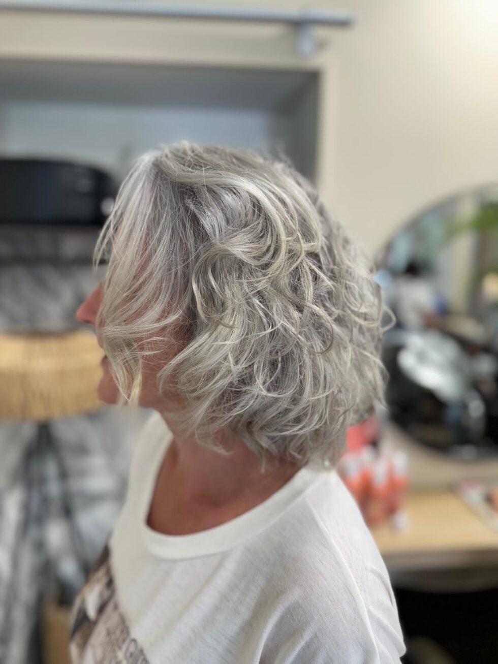 photo d'une femme coiffée au salon de coiffure près de clisson