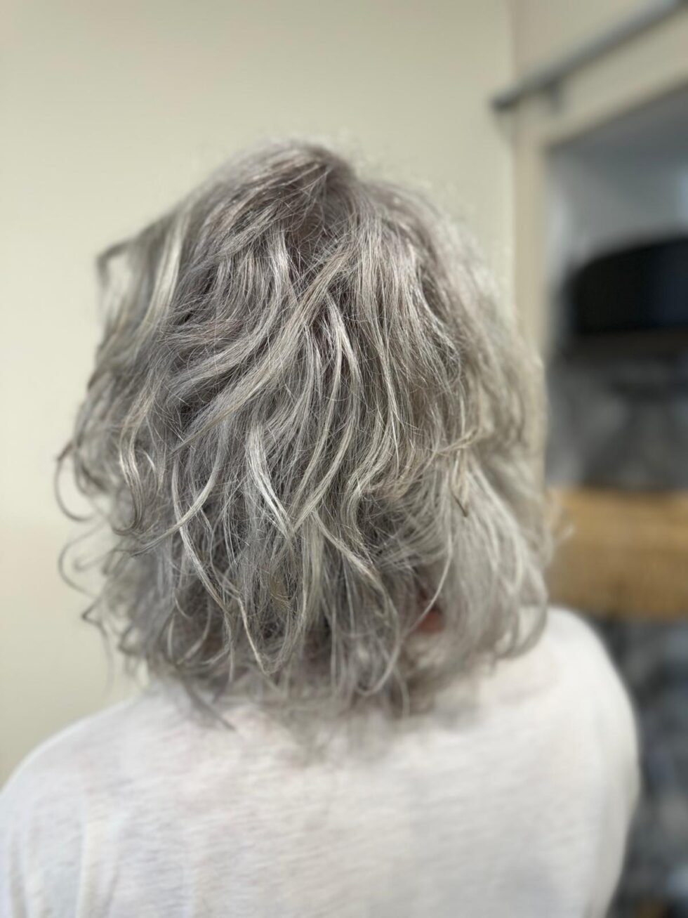 photo d'une femme coiffée au salon de coiffure près de clisson