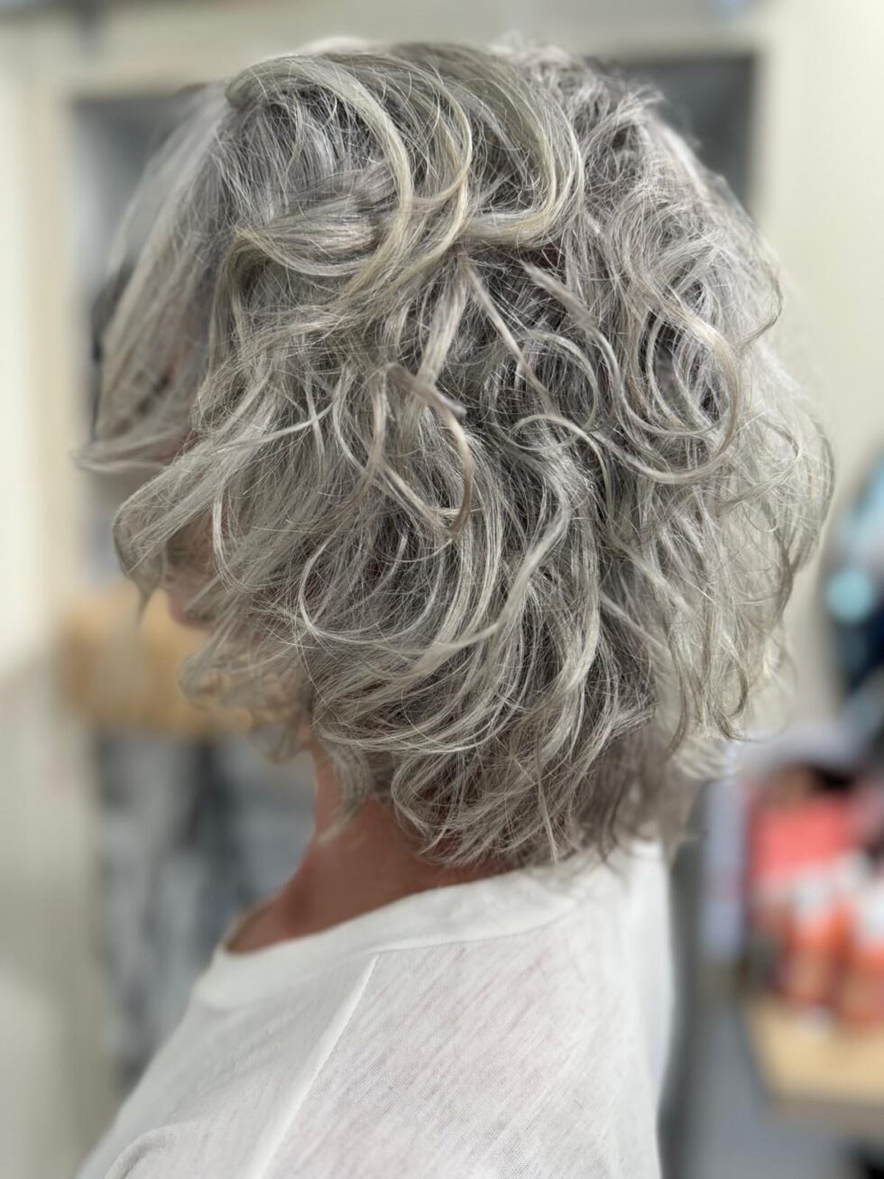 photo d'une femme coiffée au salon de coiffure près de clisson